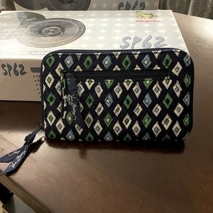 Vera bradley large wallet wristlet SHIPPING INCLUDED IN PRICE!
